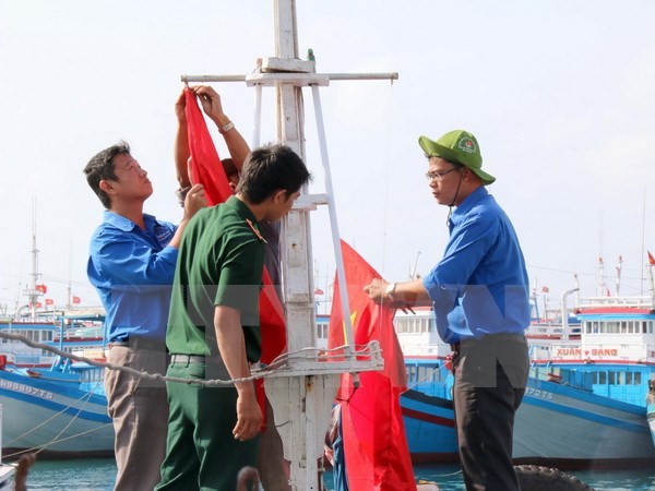 Phu Quy islanders presented with Vietnam’s national flags - ảnh 1